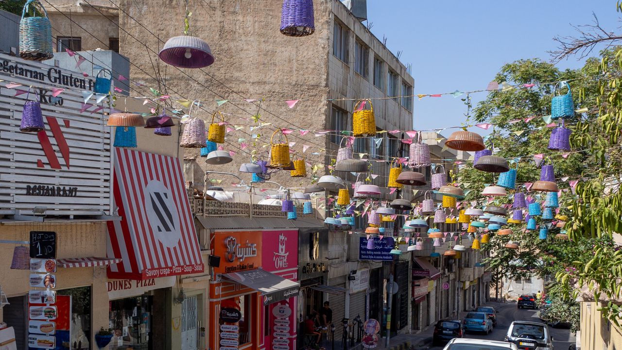 overview-colorful-street